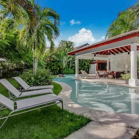Beautiful Villa With Pool, Gym & Maid